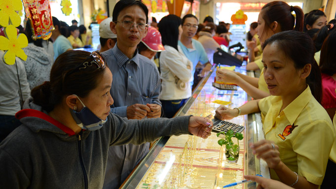 Crowds queue to buy gold on God of Wealth Day