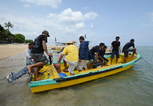 Search for Japanese divers near Bali resumes in bad weather