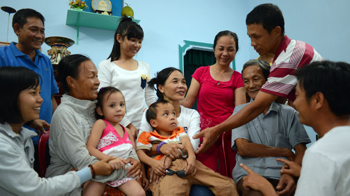 Vietnamese Haiyan victim and children homebound