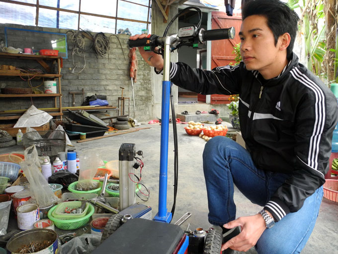 Youth builds Vietnamese-made electric bikes
