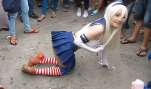 Japanese cosplayer apologizes for suggestive poses at HCMC fest
