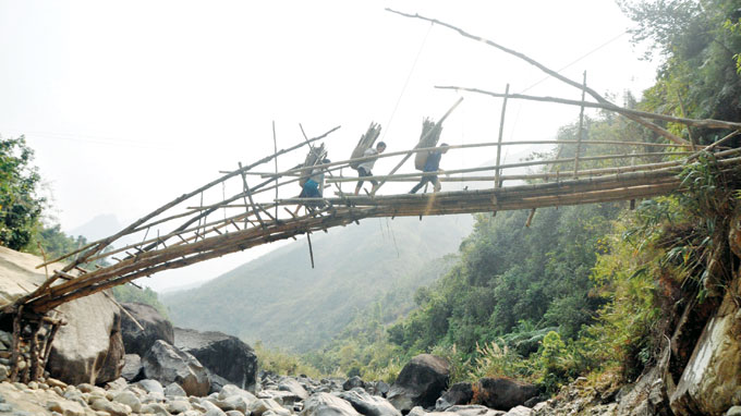 To get to their mountainous fields, villagers in Ho Be hamlet of Phuc Khoa Commune in Lai Chau’s Tan Uyen District have to cross a suspension bridge that is tightened with ropes they use to tie their buffaloes.