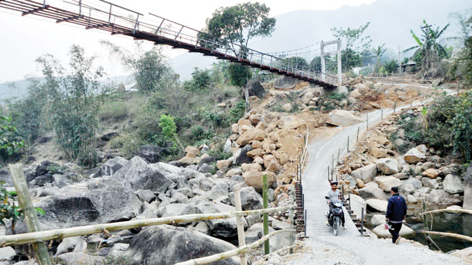 Local people jointly build a temporary bridge after the Chu Va 6 suspension bridge collapsed on February 24, 2014.