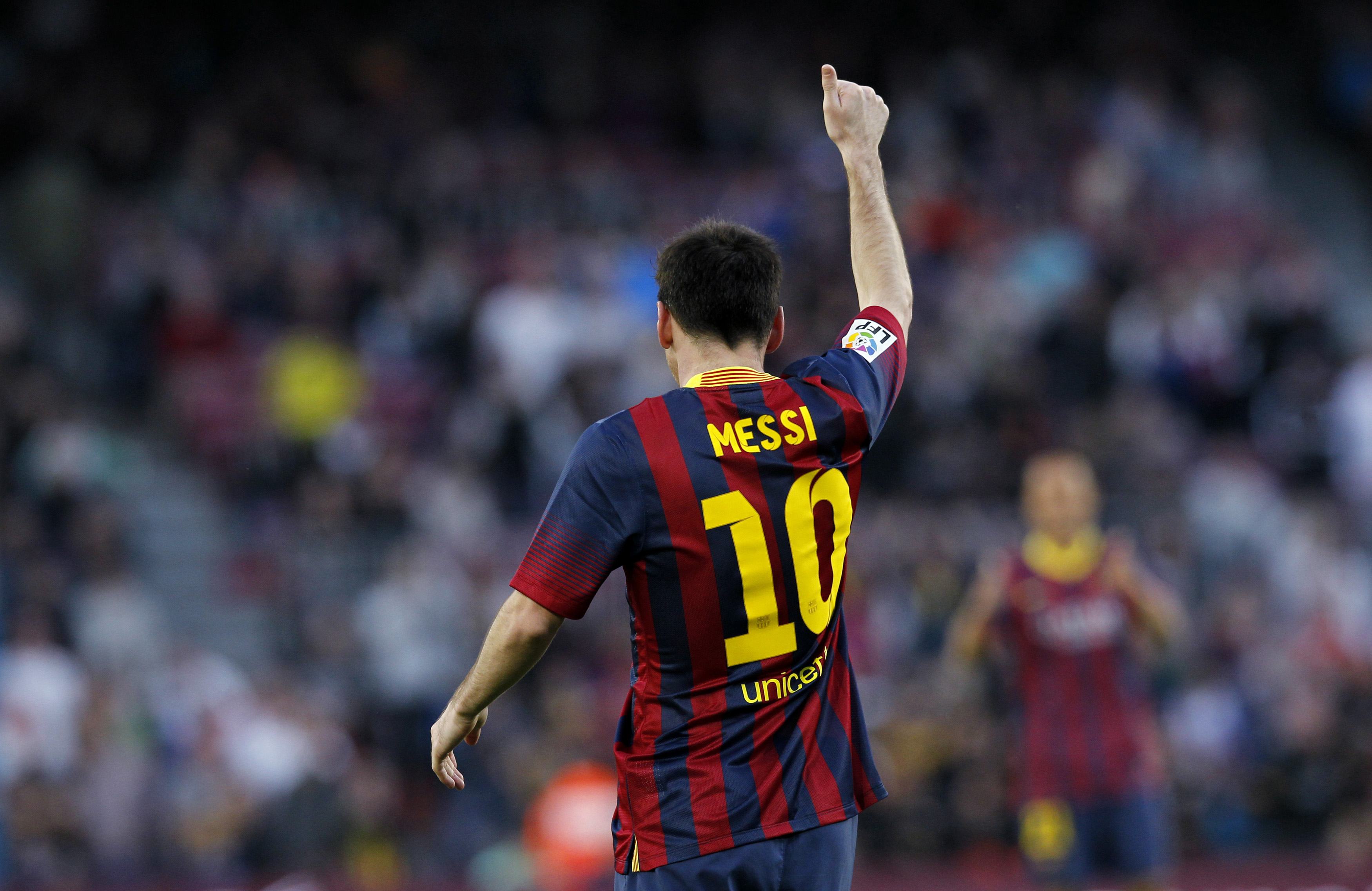 Record-breaker Messi fires treble as Barca hit seven