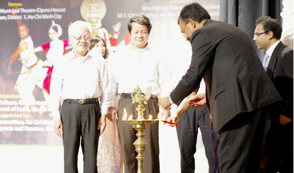 Dr. Deepak Mittal (1st, right), Indian Consul General in Ho Chi Minh City, Le Hoang Quan (1st, left), Chairman of the Ho Chi Minh City People’s Committee, and Vietnamese and Indian state officials in Vietnam join the inaugural ceremony of the Nrityarupa show on March 14, 2014. 
