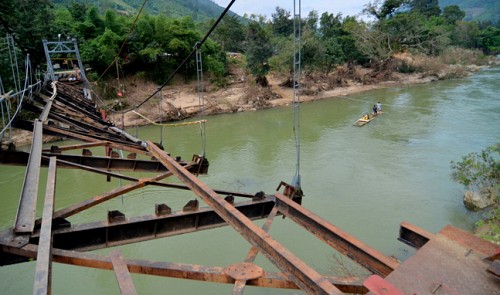 Videos: Risky ways to cross waterways in Vietnam