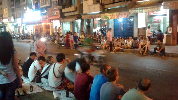 Saigon shutdowns sidewalk shops in backpacker area