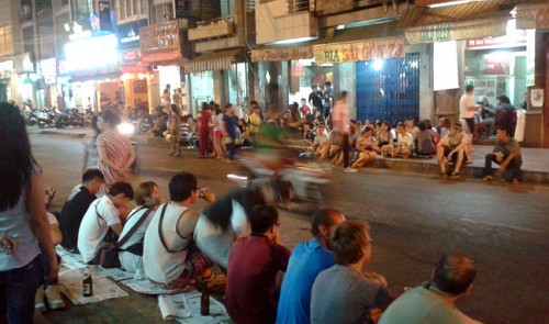 Saigon shutdowns sidewalk shops in backpacker area