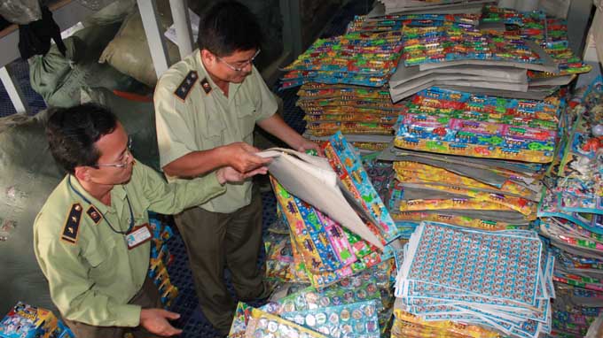 HCMC market watchdog seizes 400,000 toys without certificates
