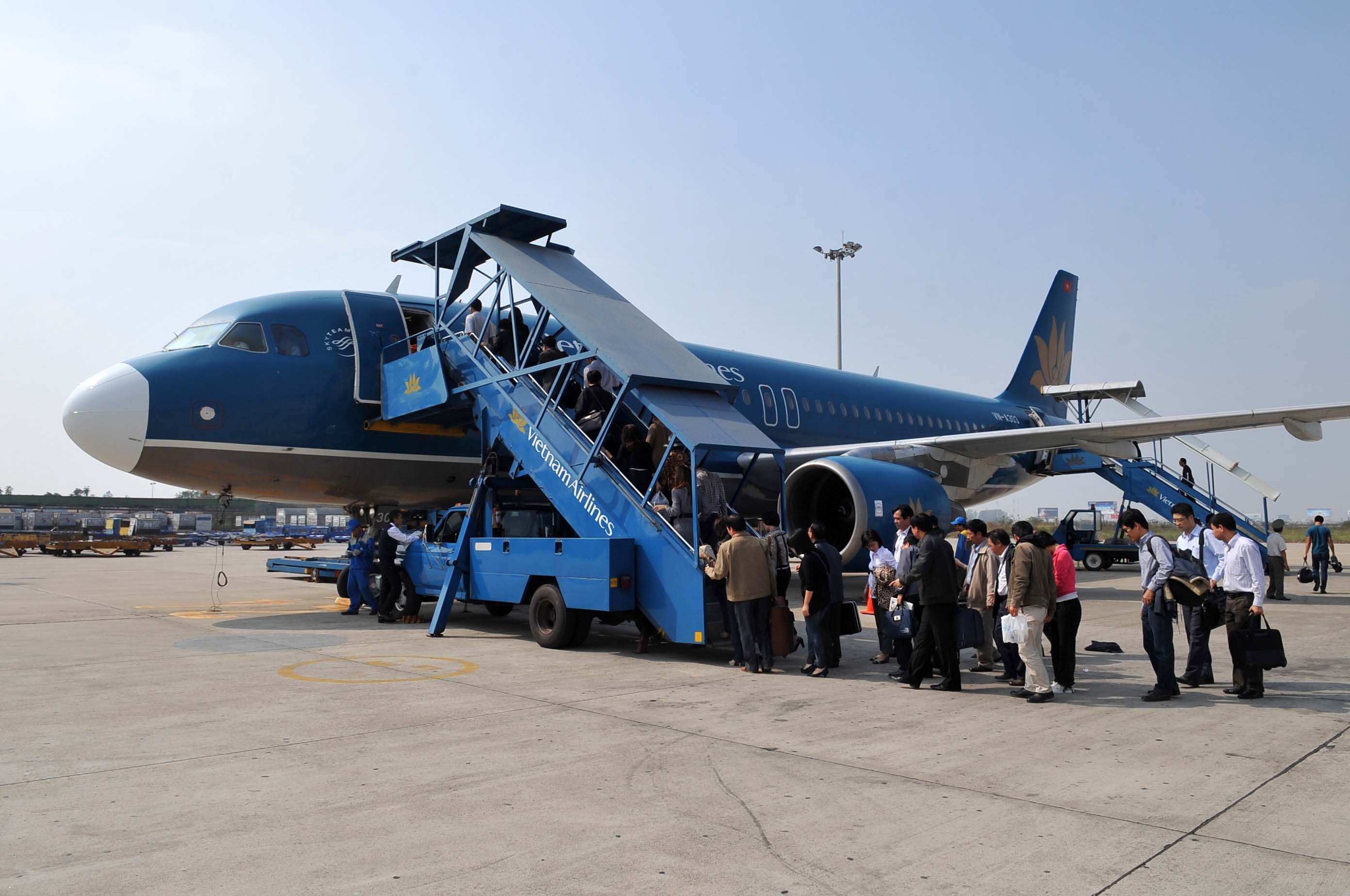 Vietnam suspends pilot, cabin attendants over Japanese smuggling allegation