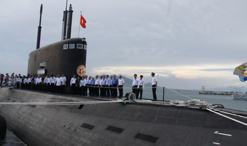Vietnam officials visit Russian-made sub at Cam Ranh base