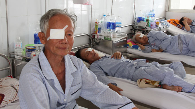 5 elders catch infections after eye surgeries at same Vietnam hospital