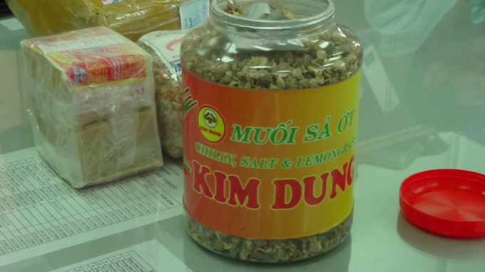 Vietnam customs officials detect 1.5kg of drug precursors camouflaged as spicy salt