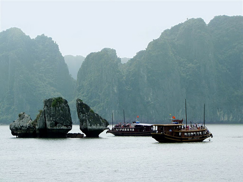 Cruiser carrying 15 foreigners catches fire in Ha Long Bay