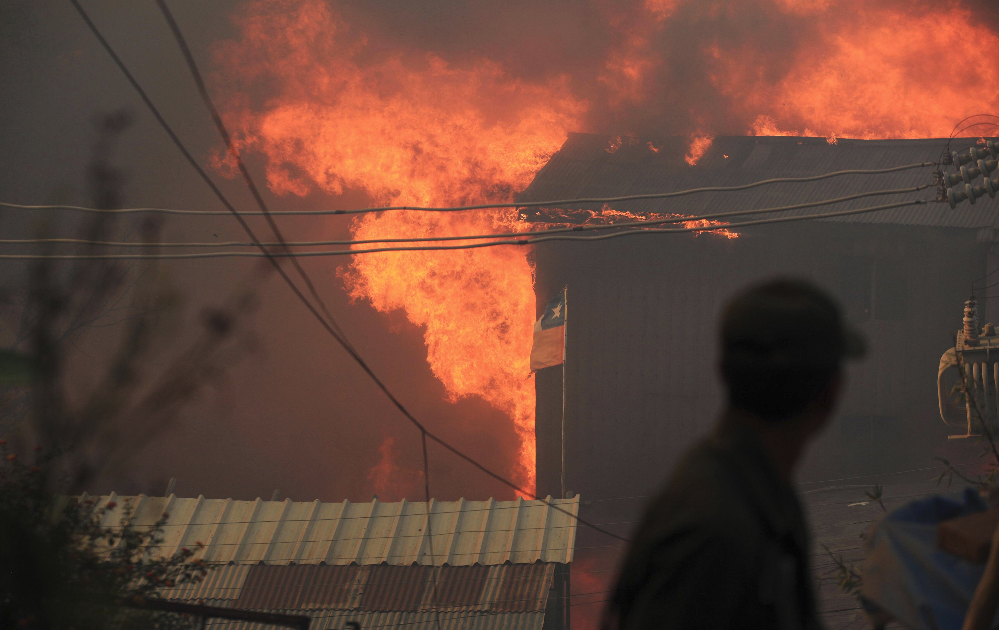 Thousands evacuated, 11 dead in Chile blaze