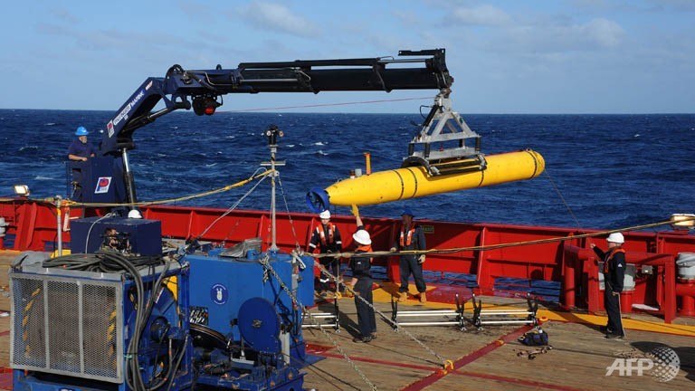 Mini-sub deployed to scour ocean depths in MH370 hunt