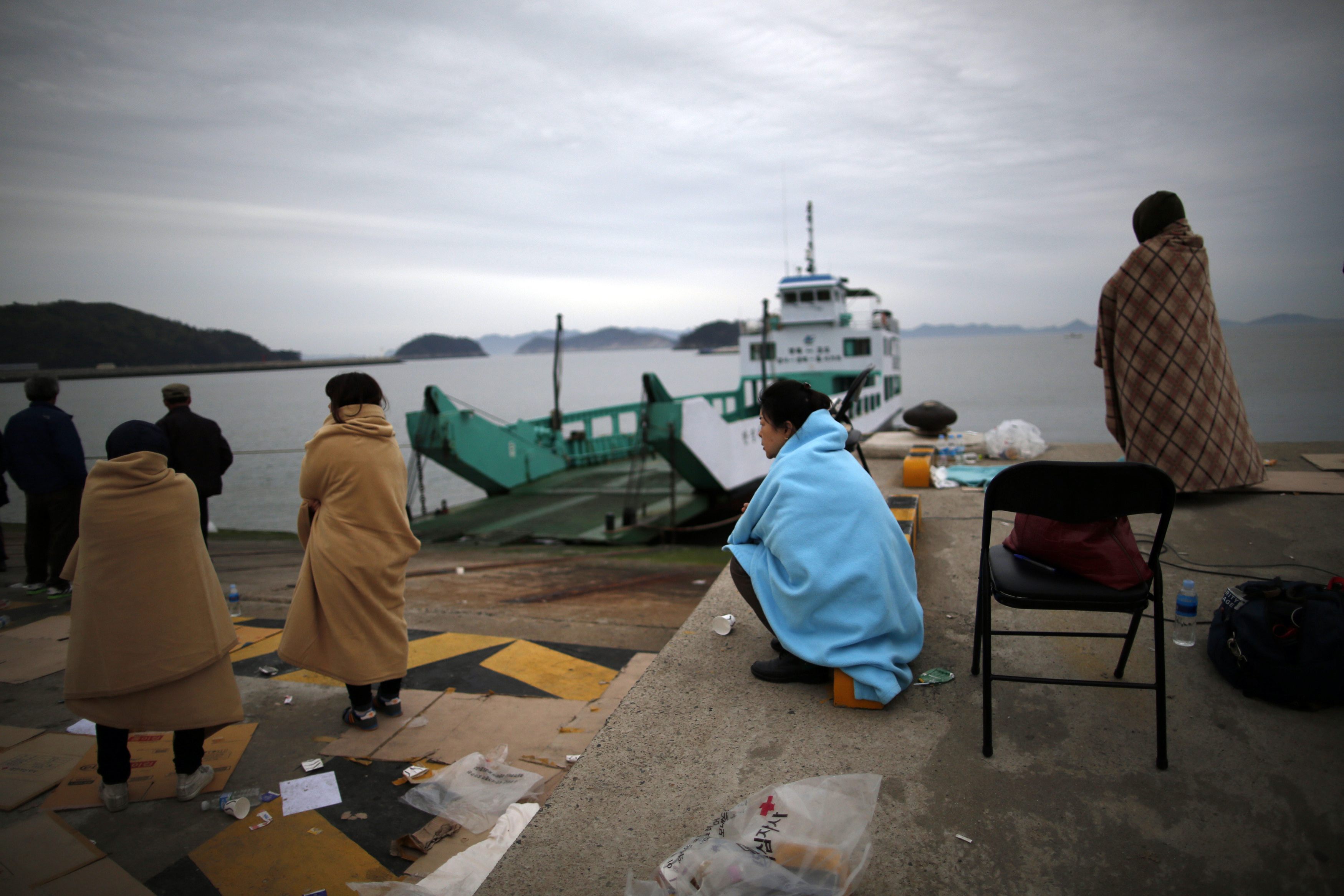 Fears grow for hundreds missing in S. Korea ferry capsize