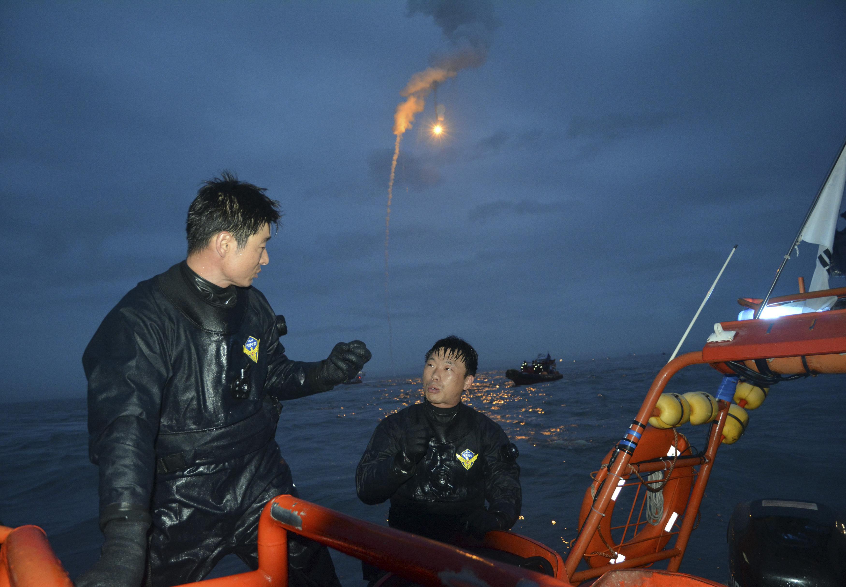S. Korea ferry captain arrested, divers 'glimpse' bodies