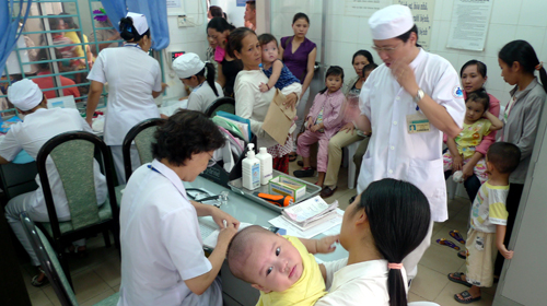Vietnam doctors do successful heart surgery on 23-day-old baby