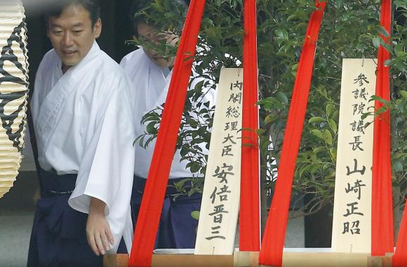 Japan PM makes offering to Yasukuni Shrine, angers China, S.Korea