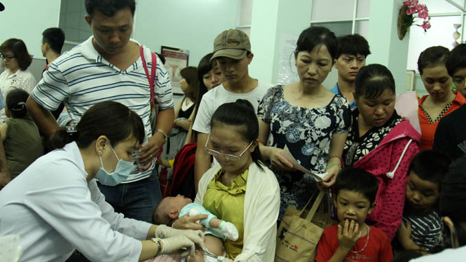 Parents dash to get kids vaccinated against measles in southern Vietnam