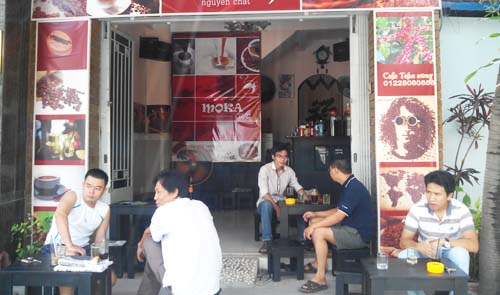 Takeaway coffee shops thriving in Saigon
