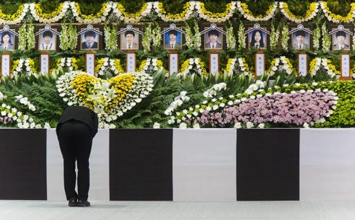 Grief, anger at memorial for Korea ferry student victims