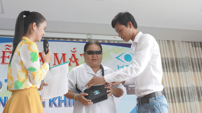 Researcher makes obstacle detector for blind people in Vietnam