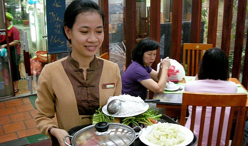 Vietnamese diners more generous than Chinese, Japanese in tipping: survey