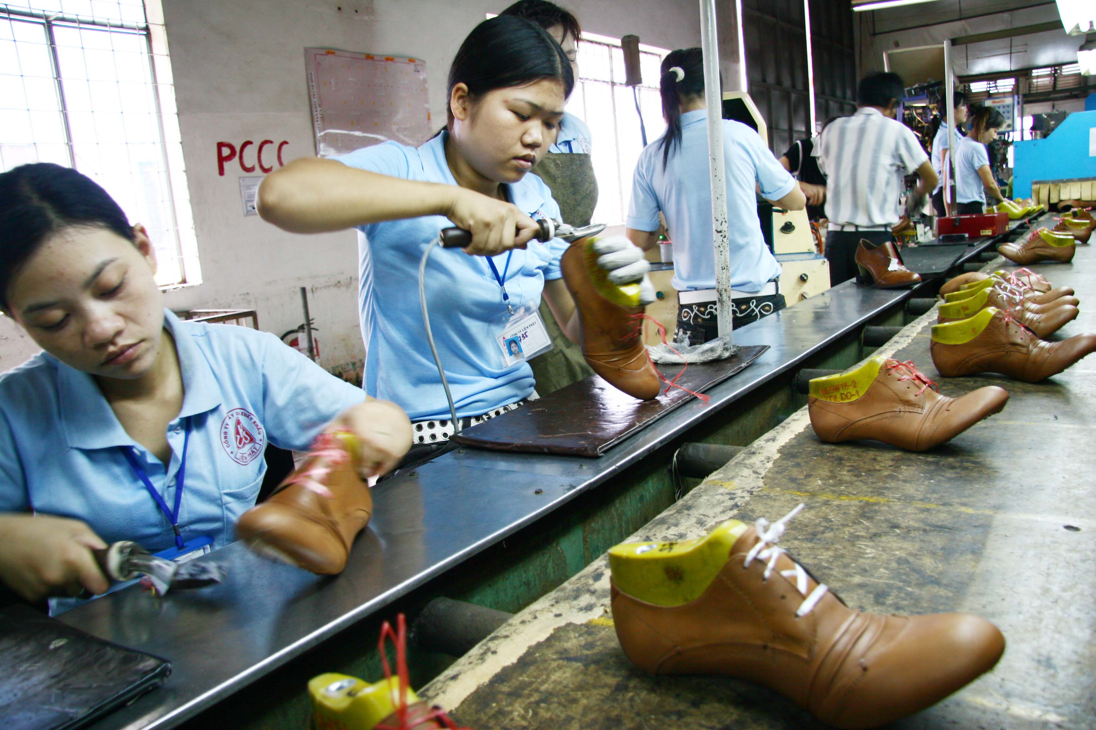 Global footwear giants move orders from China to Vietnam in H1/2014