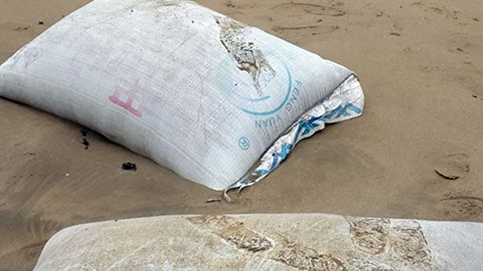 Chinese-labeled bags with strange matter found on Vietnam's central coast