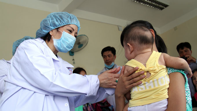 Vietnam minister visits HCMC hospitals, urge measles patient isolation to curb spread