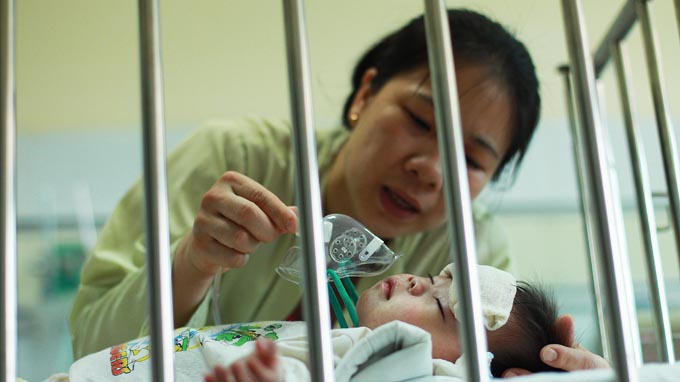 Vietnam doctors save 11-day-old baby with measles complication