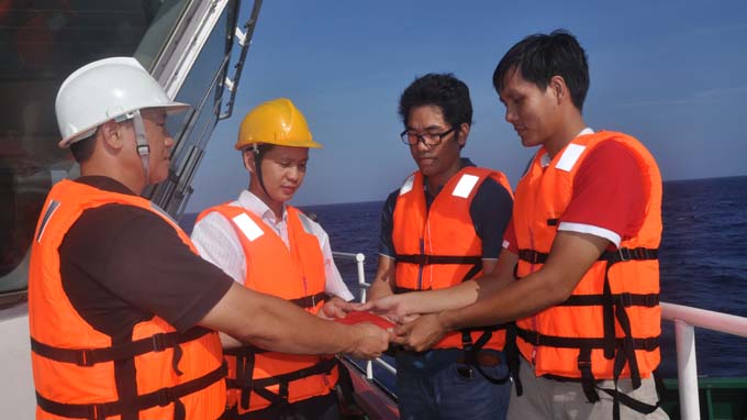 Hoang Sa surveillance force hands Vietnam national flag to Tuoi Tre