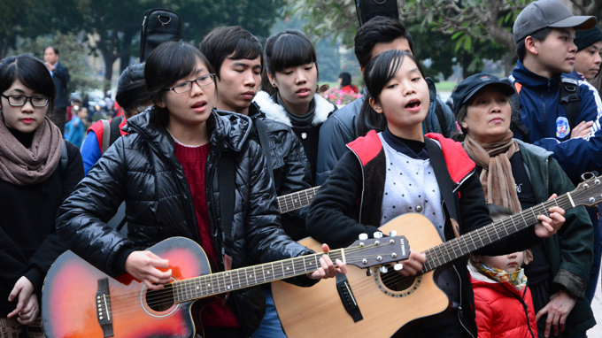 ‘Nomadic’ band takes music to Vietnam capital street