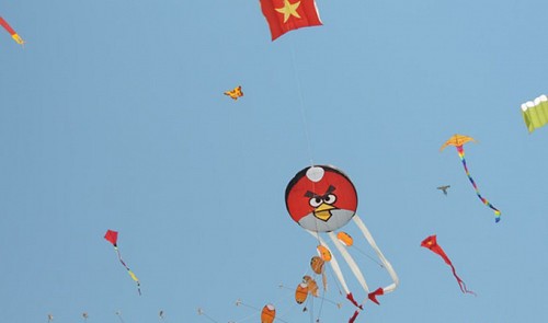 Kites reiterate Vietnam’s sovereignty over Hoang Sa soar in Hoi An (photos)