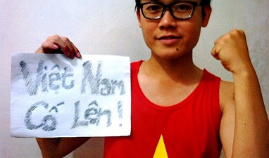 Young Indonesian expresses support for Vietnam with red shirt, Vietnamese sign