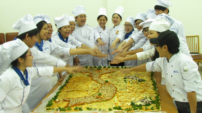 Students make map-shaped pizza to support Vietnam’s sovereignty over islands