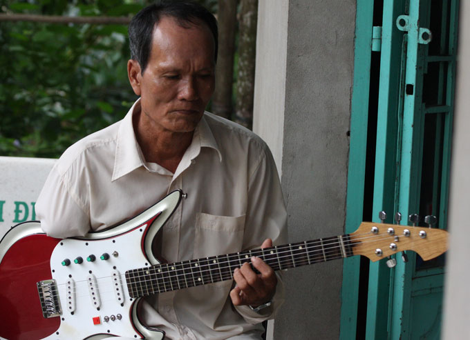 Watch this one-handed Vietnamese man play the guitar