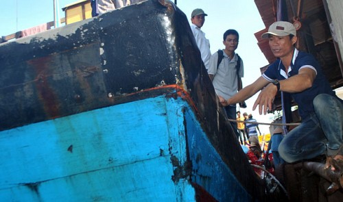 Clip: Chinese vessel rams, sinks Vietnam fishing boat