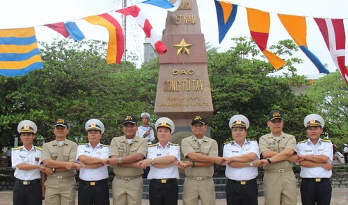 Vietnamese, Philippine navies join exchange in Truong Sa archipelago