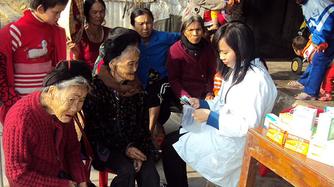 Vietnamese beggar girl becomes doctor
