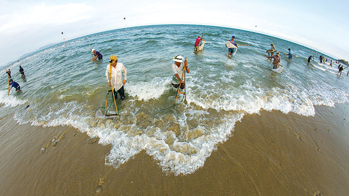 In photos: Gold hunting on Vietnam beach