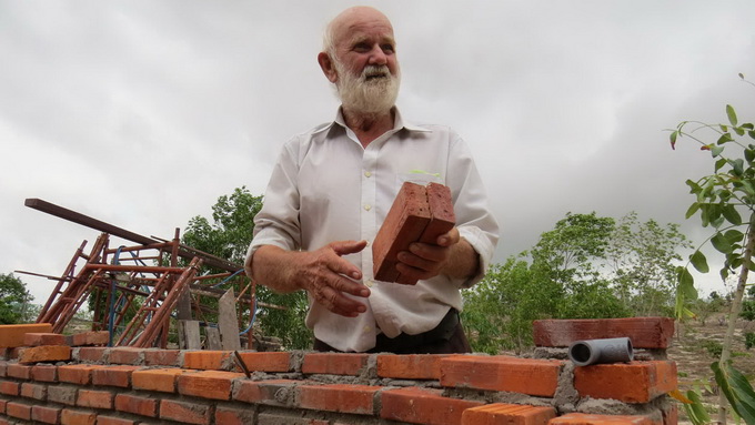 Elderly Danish man builds houses, bridges in Vietnam