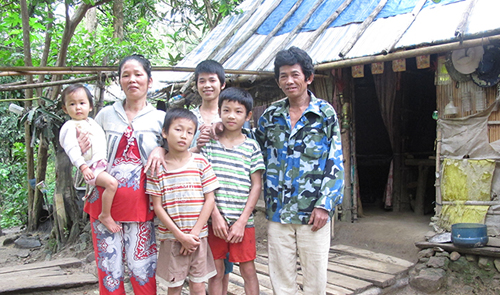 Poor family of six live in Vietnam jungle for 32 years