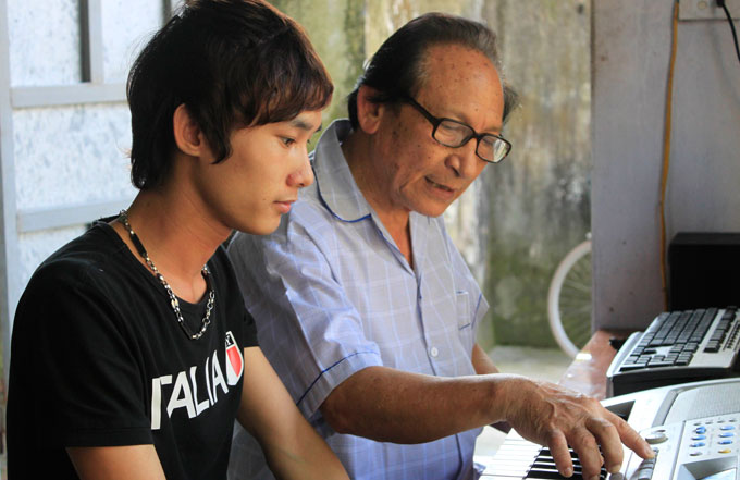 Vietnam man teaches music for free during 20 years
