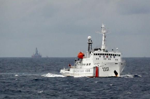 Chinese vessels form arcs to threaten Vietnamese boats