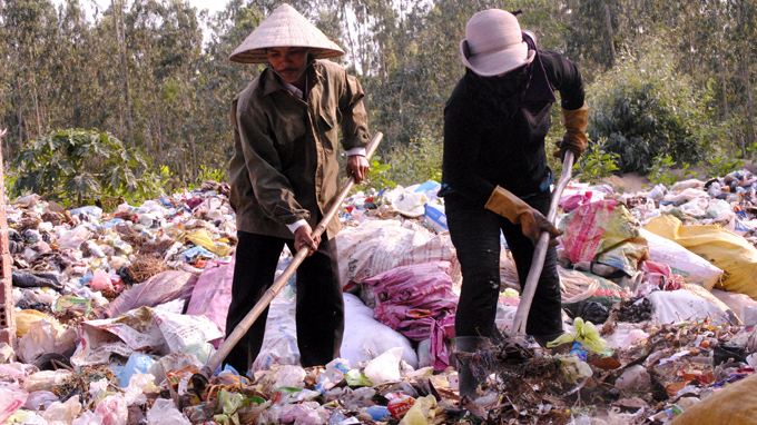 Vietnamese man runs his own garbage plant