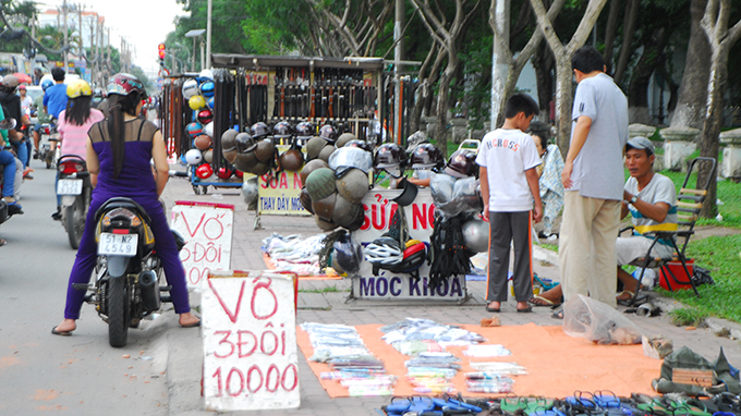 Substandard helmets widely sold in Vietnam metropolis amid confusion over new fine