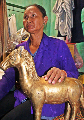 The pain of a Vietnamese woman who accidentally found 13 gold statues